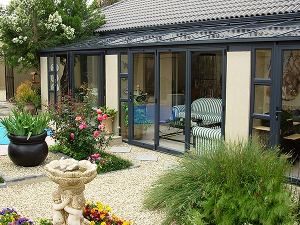 Beautiful garden with lean-to conservatory